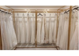 Стійка для весільних і вечірніх суконь 1200×400×2200 мм — глянцеве золото, труба 30×30 мм, полиця ДСП